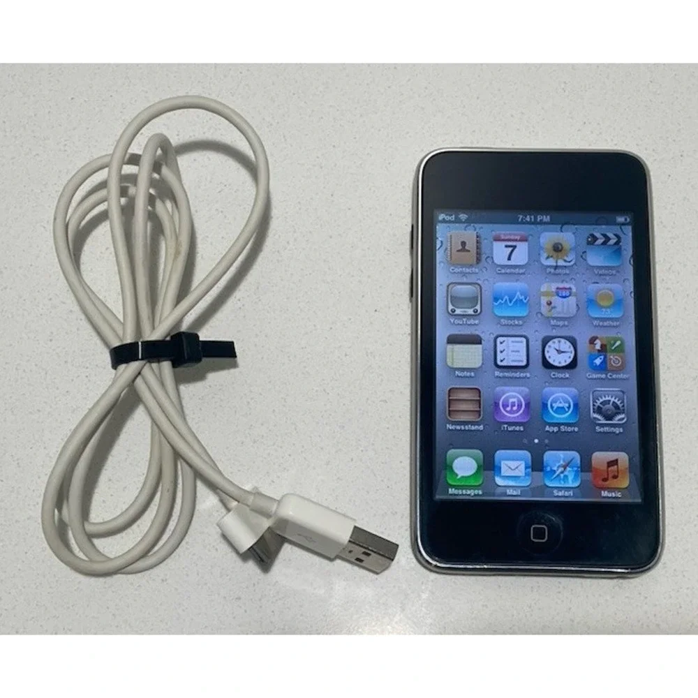 APPLE IPOD TOUCH 3RD GENERATION BLACK 32GB MODEL MC008LL USED